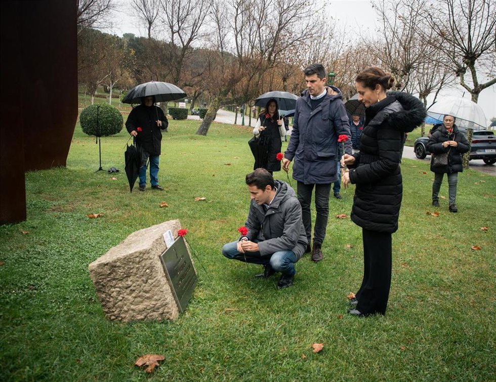 Acto de homenaje a Ernest Lluch en los jardines del Palacio de la Magdalena.