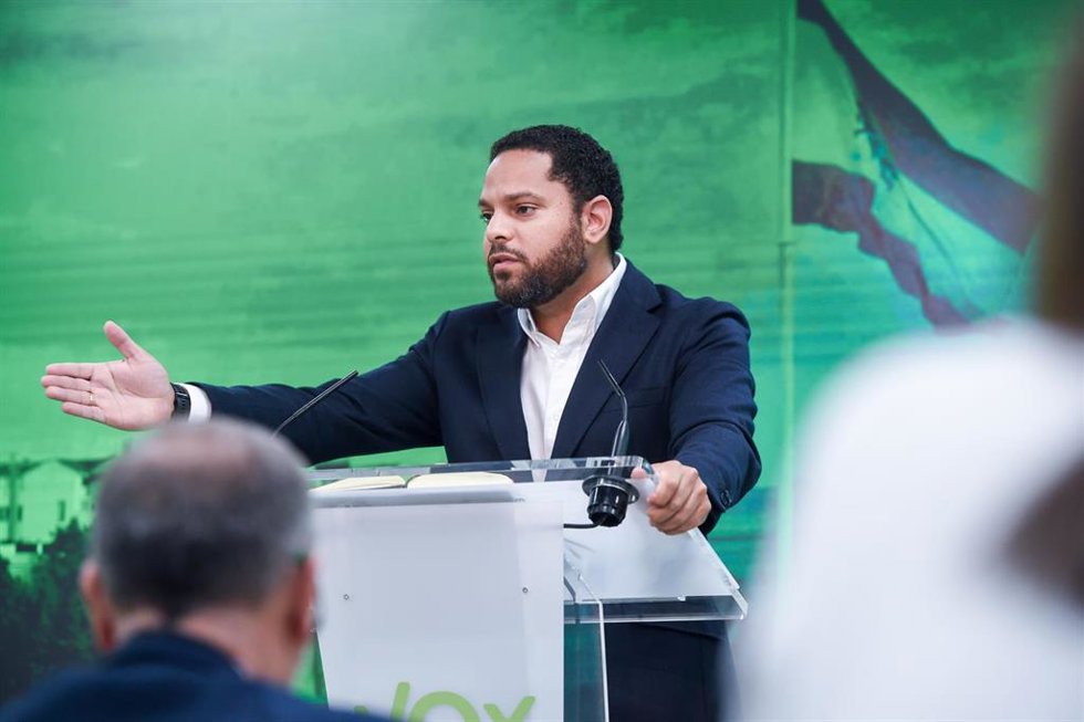 El secretario general de VOX, Ignacio Garriga, durante una rueda de prensa tras la reunión del Comité de Acción Política de VOX, en la sede del partido, a 20 de noviembre de 2023, en Madrid (España).