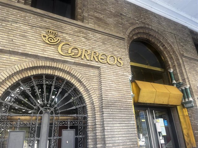Archivo - Entrada a la oficina de Correos en el paseo de Independencia de Zaragoza.