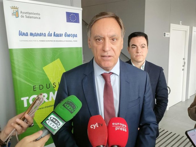 El alcalde de Salamanca, Carlos García Carbayo, en atención a los medios de comunicación