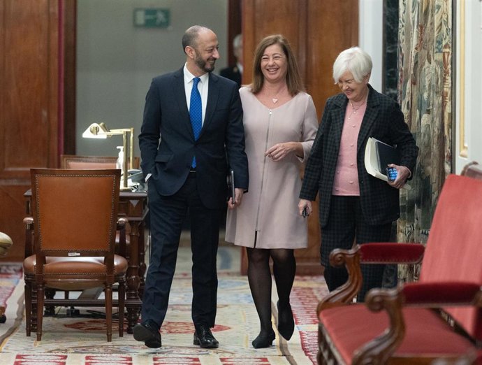 La presidenta del Congreso Francina Armengol, con sus compñeros del PSOE en la Mesa del Congreso,  Alfonso Rodríguez Gómez de Celis e Isaura Leal