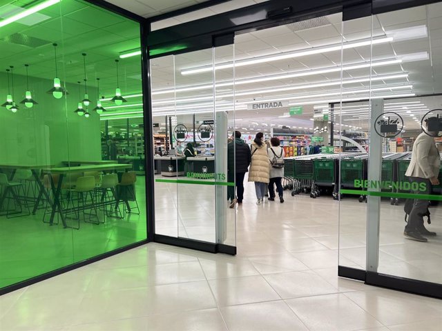 Exterior de la nueva tienda de Mercadona en el centro comercial Baricentro, en Barberà del Vallès (Barcelona)