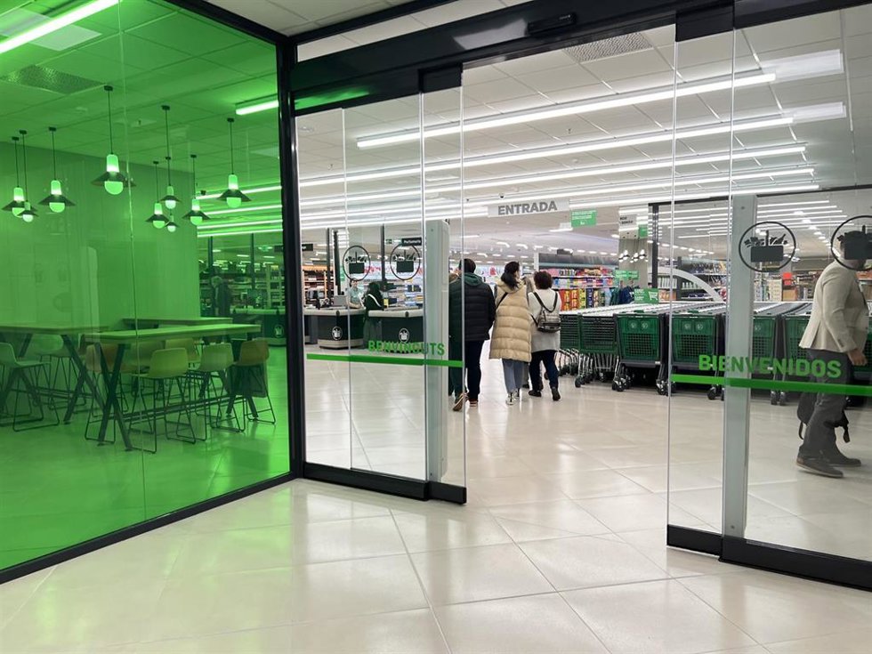 Exterior de la nueva tienda de Mercadona en el centro comercial Baricentro, en Barber del Valls (Barcelona)