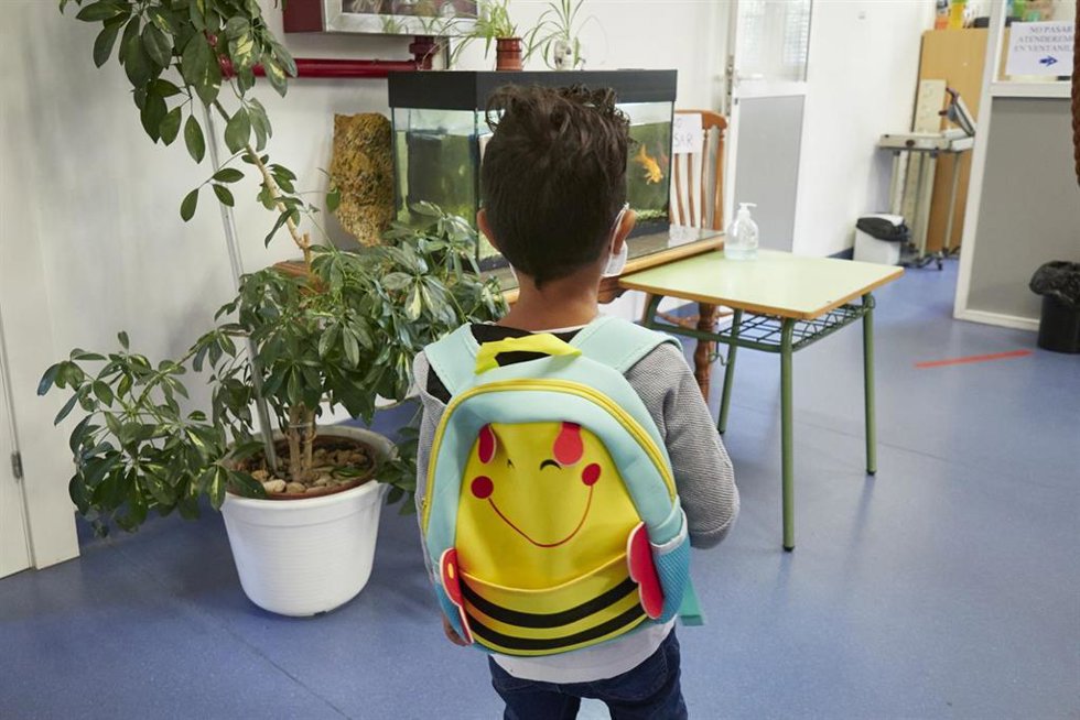 Archivo - Un niño entra en clase el Colegio Público Víctor Pradera en el primer día de colegio del curso escolar 2020-2021en Pamplona, Navarra (España)