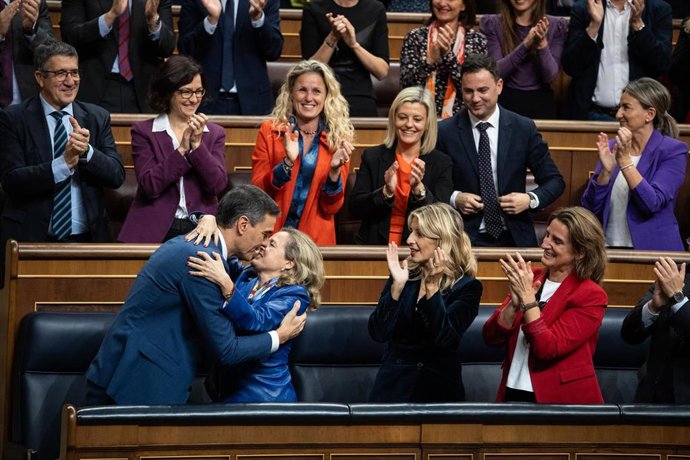 La vicepresidenta primera y ministra de Economía en funciones, Nadia Calviño (2i), saluda al recién nombrado presidente del Gobierno, Pedro Sánchez (1i), tras finalizar la segunda sesión del debate de investidura de Pedro Sánchez como presidente de Gobi