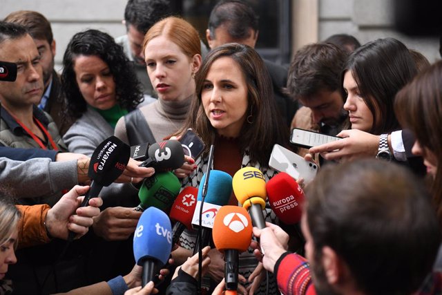 La ministra de Derechos Sociales, Ione Belarra, ofrece declaraciones a los medios a su llegada a la segunda sesión del debate de investidura, en el Congreso de los Diputados, a 16 de noviembre de 2023, en Madrid (España).