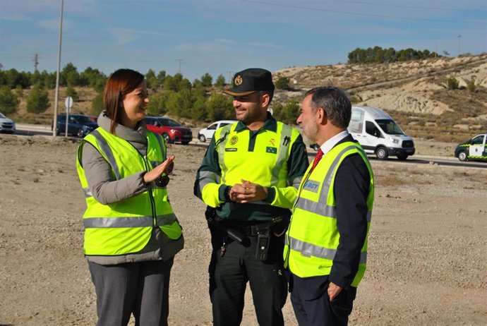 El delegado del Gobierno y la jefa provincial de tráfico, durante la presentación de una nueva campaña de control y vigilancia de este tipo de vehículos