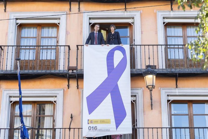 Francisco Tierraseca tras desplegar de la fachada de la Delegación del Gobierno el lazo morado que representa la defensa de la igualdad entre mujeres y hombres y el rechazo a la violencia de género.