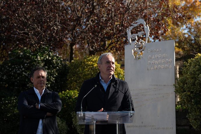 El presidente del Gobierno de Aragón, Jorge Azcón, junto al alcalde de Tarazona, Pedro Antonio Jaray, en el paseo Gabriel Cisneros.