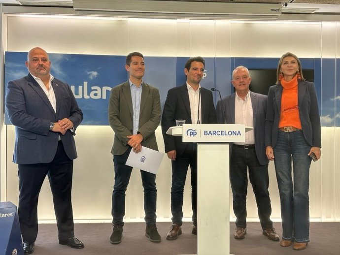 El presidente provincial del PP en Barcelona, Manu Reyes, con los diputados del partido en el Congreso por Barcelona, encabezados por Nacho Martín Blanco