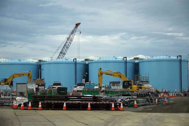 Archivo - Imagen de archivo de tanques que almacenan aguas residuales radiactivas contaminadas en la central nuclear de Fukushima, Japón
