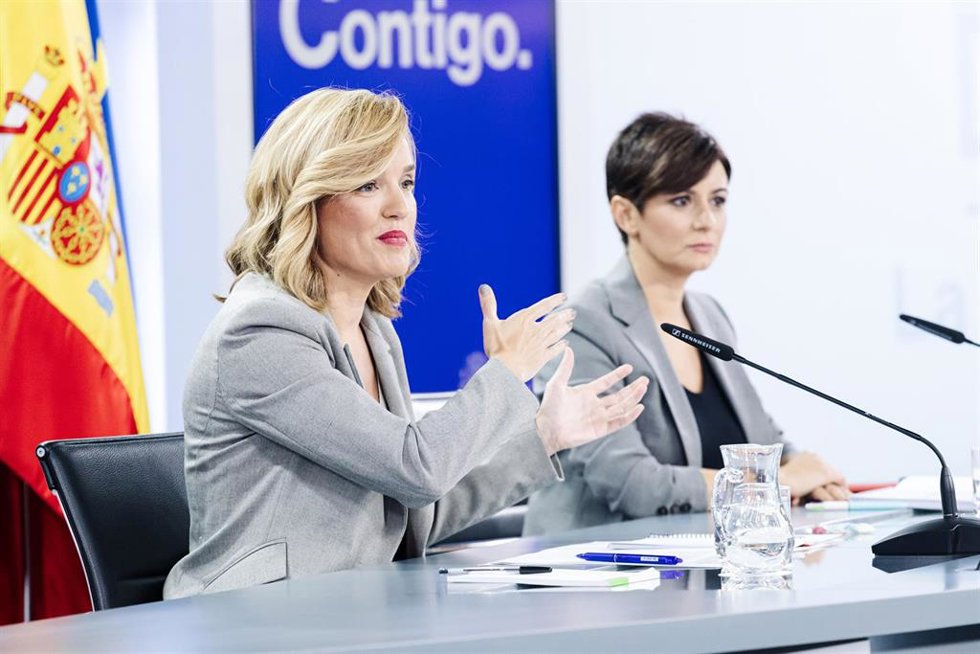 La ministra de Educación y Formación Profesional en funciones, Pilar Alegría (i), y la ministra de Política Territorial y portavoz del Gobierno en funciones, Isabel Rodríguez (d), 