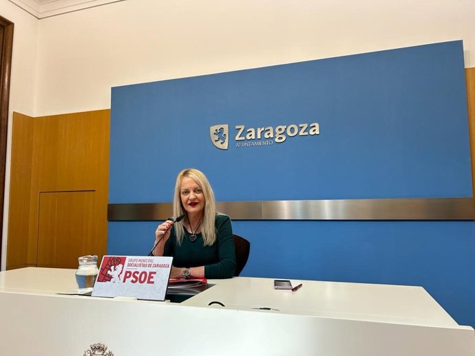La concejal del PSOE en el Ayuntamiento de Zaragoza, Ros Cihuelo, en rueda de prensa