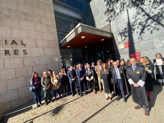 Concentración en Cáceres de jueces, fiscales, abogados y procuradores por la independencia del poder judicial