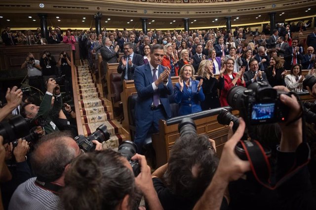 El recién nombrado presidente del Gobierno, Pedro Sánchez, es aplaudido tras finalizar la segunda sesión del debate de investidura. Imagen de archivo.