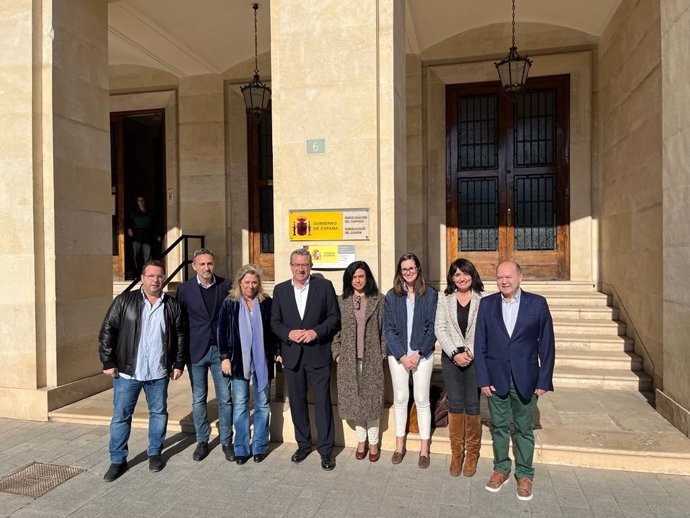 El presidente del PP de la provincia de Alicante, Toni Pérez, junto con diputados nacionales y senadores del PP por la provincia.