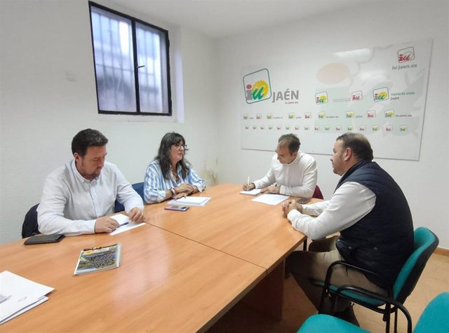 Valero (c) en la reunión con responsables municipales de Jódar.