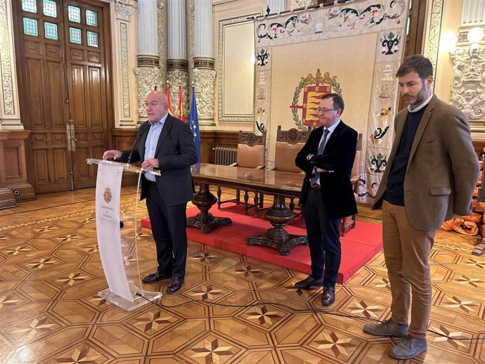 El alcalde de Valladolid, Jesús Julio Carnero, en la rueda de prensa en presencia del director de la Agencia de Innovación y Desarrollo de Valladolid, Fernando Rubio, y el asesor europeo de la Misión 'Net Zero Cities', Francisco Gonalves.