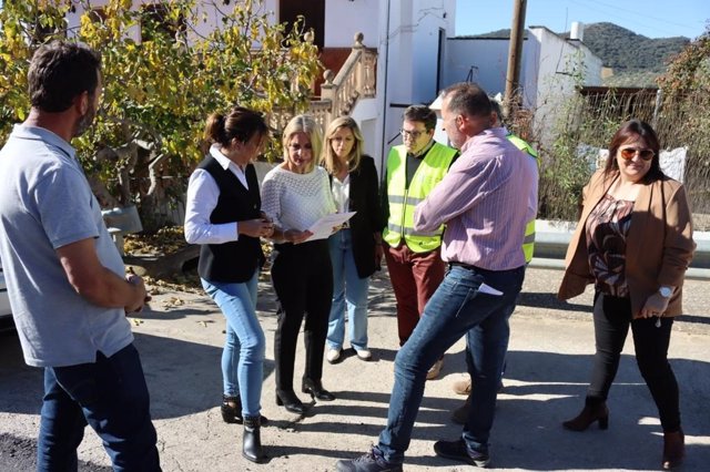 La diputada de Fomento e Infraestructuras, Nieves Atencia, ha visitado este lunes la actuación que se está llevando a cabo en esa vía junto a la alcaldesa de Ronda, María de la Paz Fernández