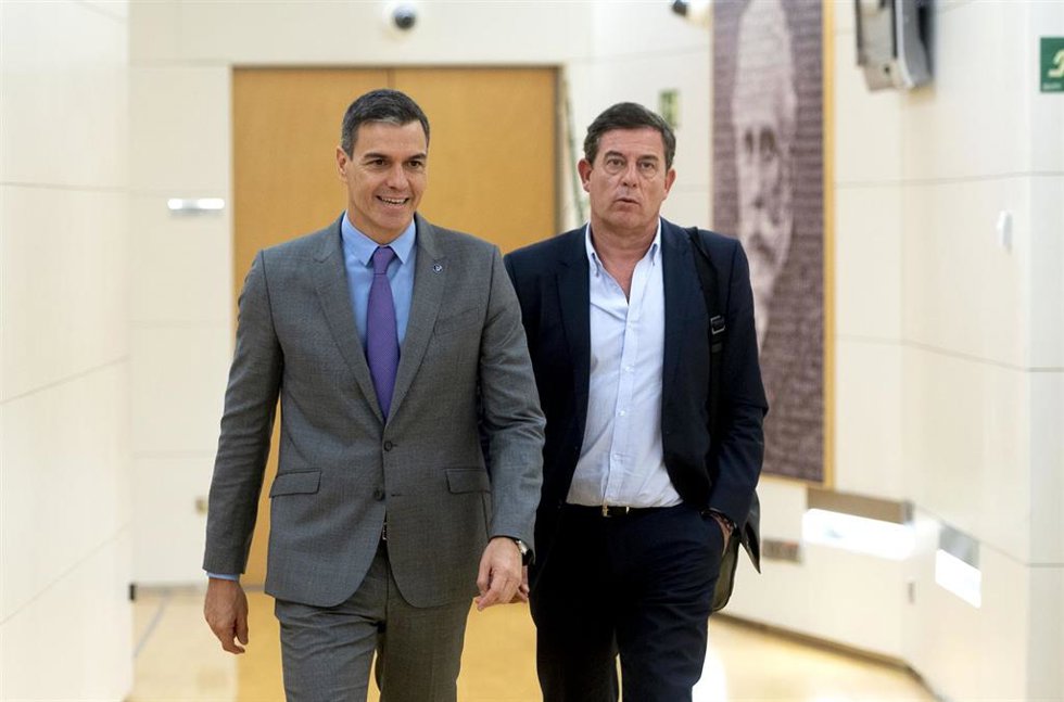 Archivo - El presidente del Gobierno en funciones, Pedro Sánchez (i), y el diputado del PSOE, Xosé Ramón Gómez Besteiro (d), a su llegada para recibir al diputado de BNG durante su ronda de contactos, a 10 de octubre de 2023, en Madrid (España). El pres