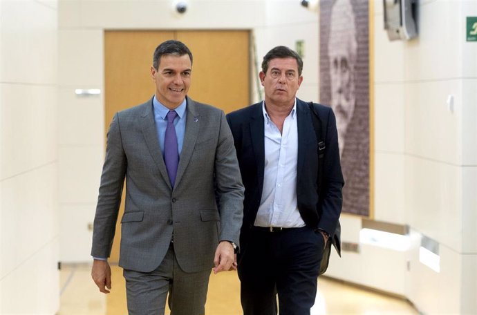 Archivo - Arquivo - O presidente do Goberno en funcións, Pedro Sánchez (i), e o deputado do PSOE, Xosé Ramón Gómez Besteiro (d), á súa chegada para recibir ao deputado de BNG durante a súa rolda de contactos, a 10 de outubro de 2023, en Madrid (España).