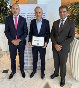 De izq, a der. Alejandro Ribadeneira, vicepresidente Ejecutivo de Finanzas & Administración de Banco Pichincha; Santiago Bayas, gerente general de Banco Pichincha; y Taimur Ahmad, CEO de LatinFinance.  