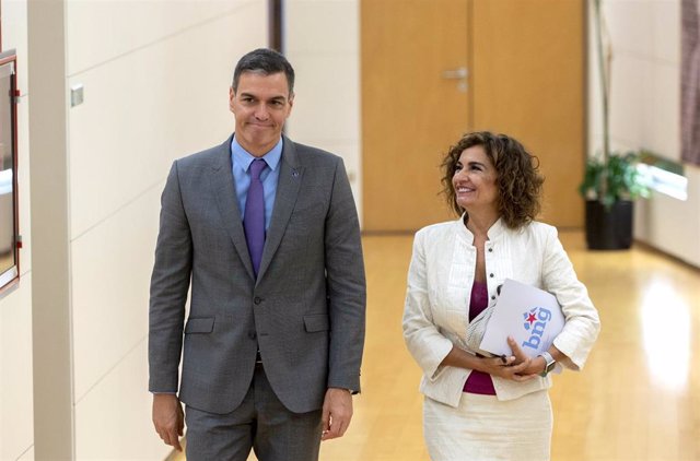 Archivo - La ministra de Hacienda y Función Pública María Jesús Montero, y el presidente del Gobierno Pedro Sánchez