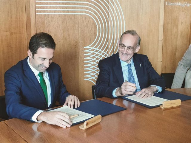 El conselleiro do Mar, Alfonso Villares, y el rector de la UVigo, Manuel Reigosa, firman un convenio para impulsar una investigación sobre identificación y marcaje selectivo de semilla de mejillón.