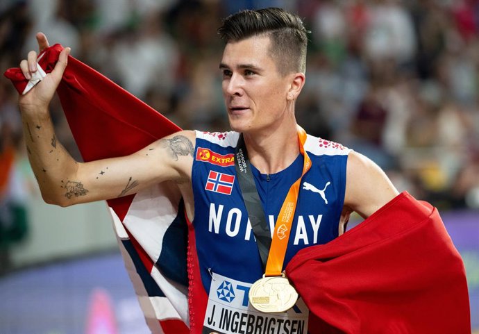 Archivo - 27 August 2023, Hungary, Budapest: Norway's Jakob Ingebrigtsen celebrates at the finish line of the Men's 5000m final on day nine of the World Athletics Championships at the National Athletics Centre. Photo: Sven Hoppe/dpa