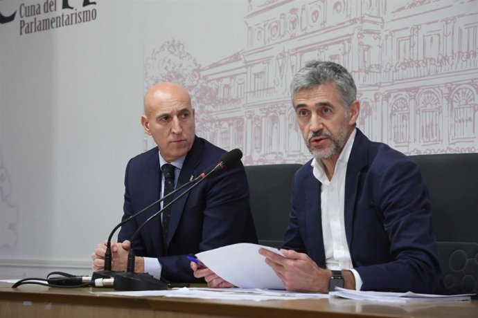 El alcalde de León, José Antonio Diez (i), el concejal de Hacienda, Carmelo Alonso.