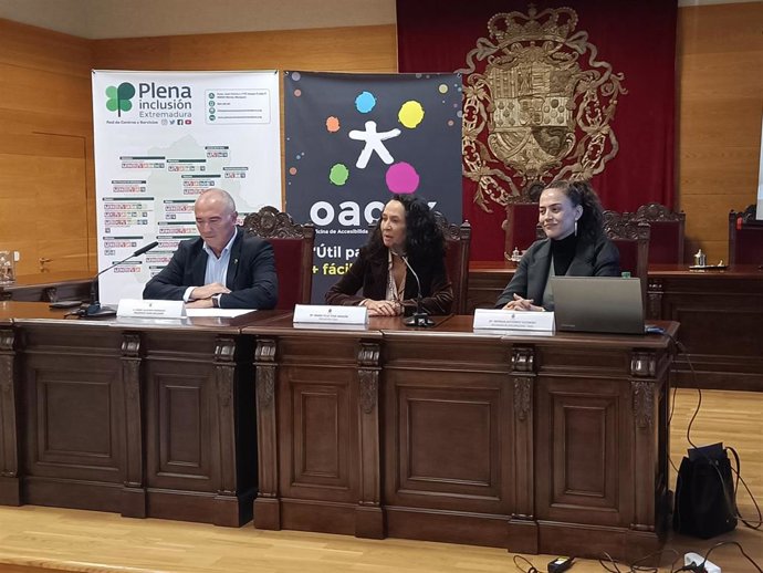 El presidente de Plena Inclusión Extremadura, Pedro Calderón; la presidenta del TSJEx, María Fáliex Tena, y la delegada de Discapacidad del TSJEx, Patricia Gutiérrez