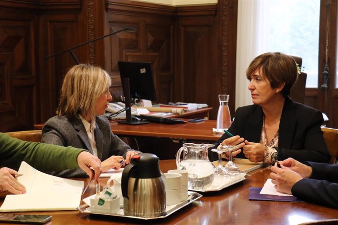 La consejera López (izquierda) y la diputada Berasaluze (derecha) durante la reunión mantenida hoy en San Sebastián.