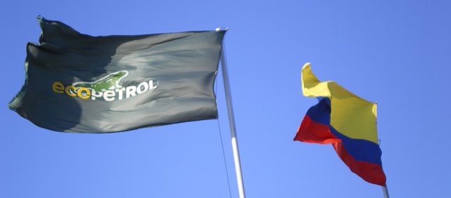 Archivo - Bandera de Ecopetrol y de Colombia