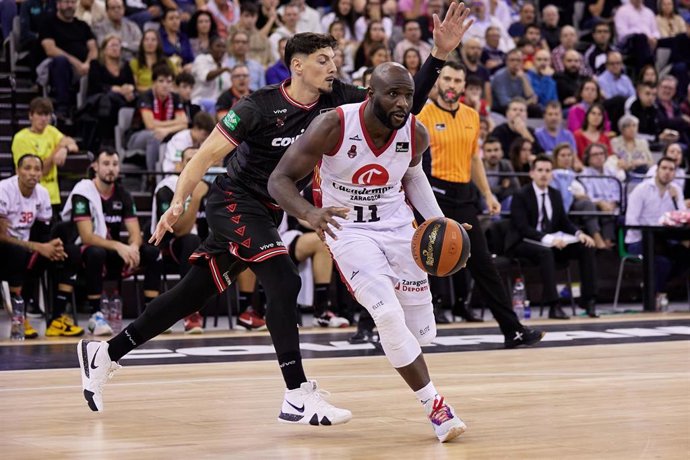 Obi Emegano bota un balón durante un partido del Casademont Zaragoza