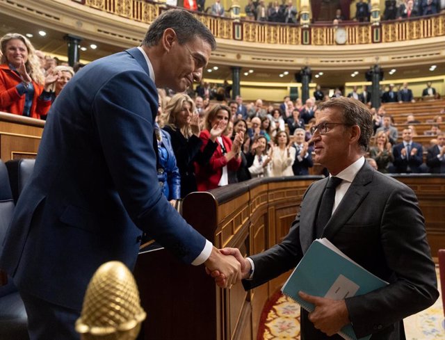 El presidente del Gobierno, Pedro Sánchez (i), saluda al presidente del PP, Alberto Núñez Feijóo (d), tras ser Sánchez votado de nuevo jefe del Ejecutivo en el debate de su investidura, a 16 de noviembre de 2023, en Madrid (España).