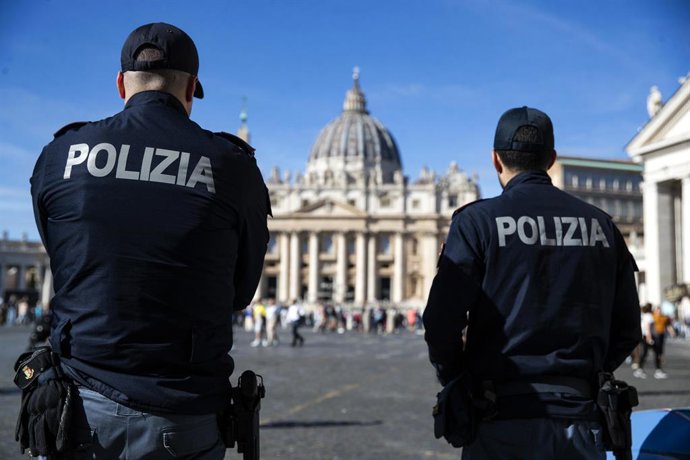 Archivo - October 17, 2023, ROMA, ITALIA: Italian police guard gates at the entrance to St. Peter's Square, Vatican City, increasing security measures in Rome, Italy, 17 October 2023.   Italian police have reinforced security measures around the Vatican