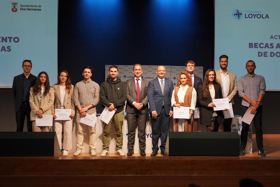 Foto de familia con los becados