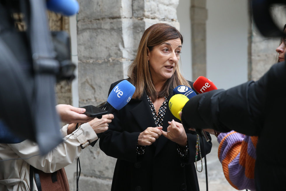 La presidenta de Cantabria, María José Saénz de Buruaga, en declaraciones a la prensa en el Palamento.