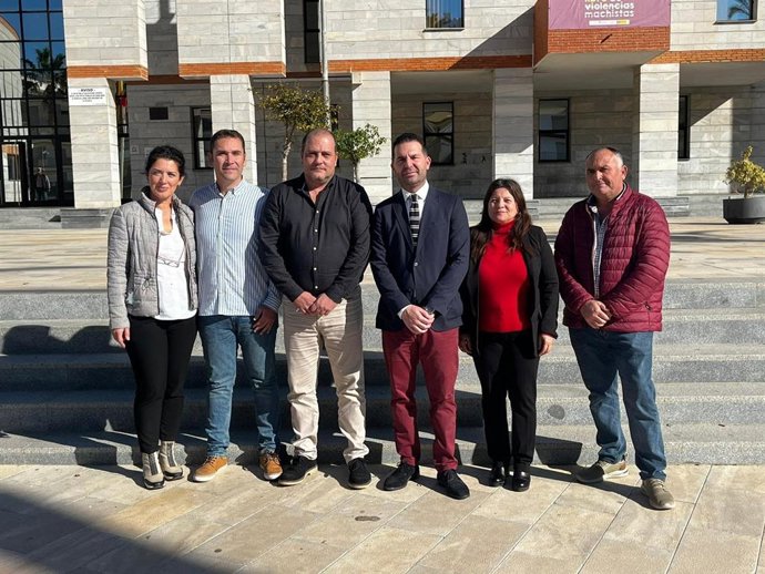 Noel López, con el alcalde de Salobreña, Javier Ortega, y su equipo