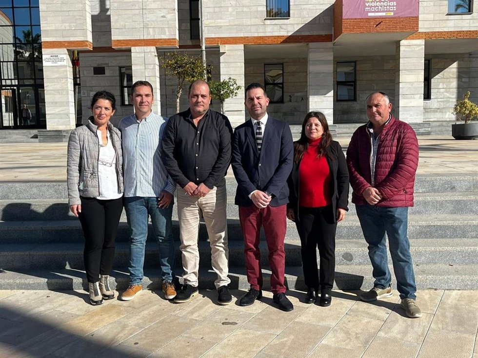 Noel López, con el alcalde de Salobreña, Javier Ortega, y su equipo