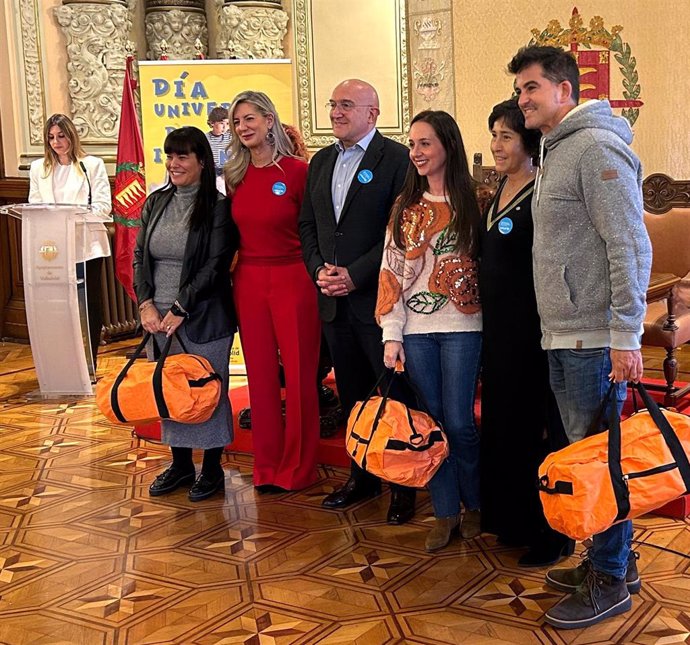 El alcalde de Valladolid, la concejal de Educación y Cultura y la representante de Unicef Castilla y León, junto a docentes de centros educativos que han recogido la 'Mochila Viajera'.