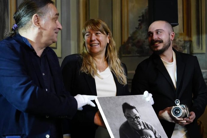 El hijo del fotógrafo, uno de los herederos de su fondo, Andreu Catal Pedersen; la consellera Natlia Garriga; y el nieto de Catal-Roca, Marc Catal Santafé