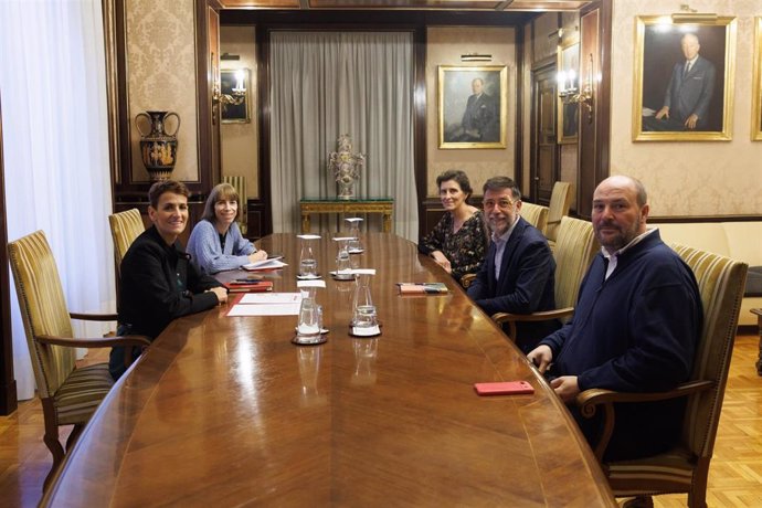 La presidenta de Navarra, María Chivite, en la reunión con el director general de Oxfam Intermón, Franc Cortada.
