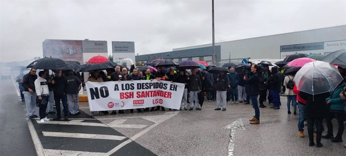 Concentración de la plantilla de BSH contra los despidos en la fábrica de Santander.