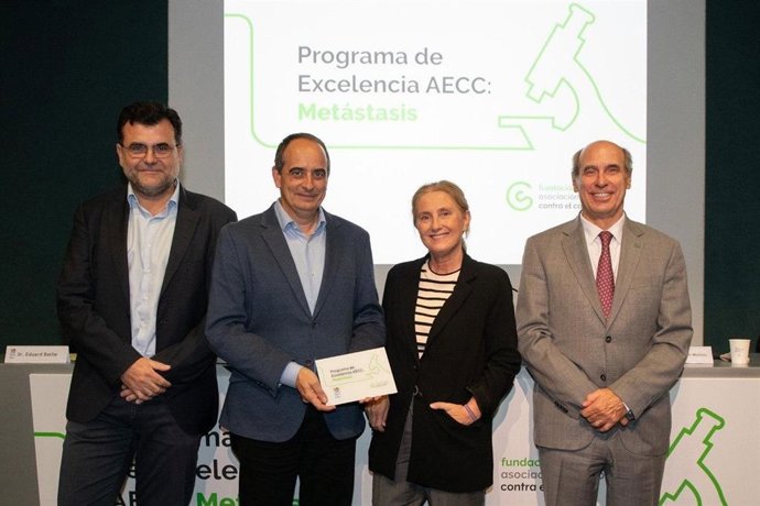De izquierda a derecha, el jefe del programa de cáncer del IRB, Eduard Batlle, el director del IRB, Francesc Posas, la directora general de la Aecc, Isabel Orbe, y el presidente de la Aecc, Laureano Molins