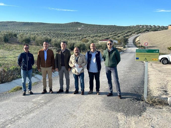 Acosta y Pedregosa (centro), en el camino en el que ha intervenido la Junta en Valenzuela.