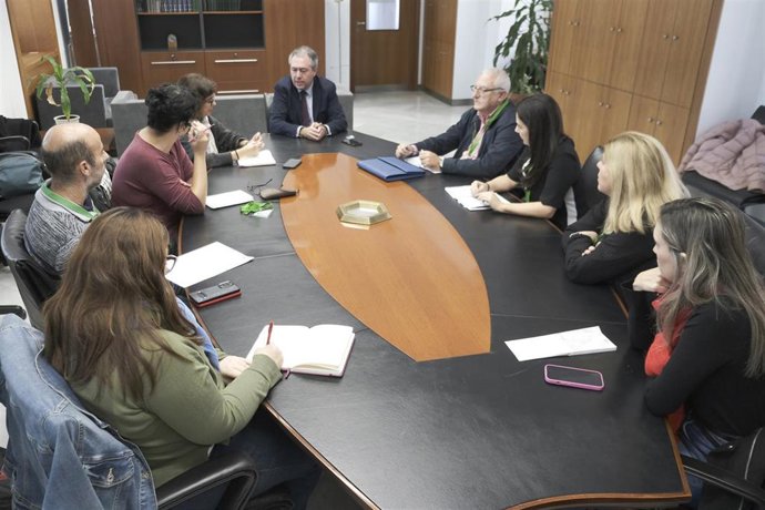 Reunión de sindicatos de la Mesa Sectorial de Educación con el secretario general del PSOE-A, Juan Espadas.