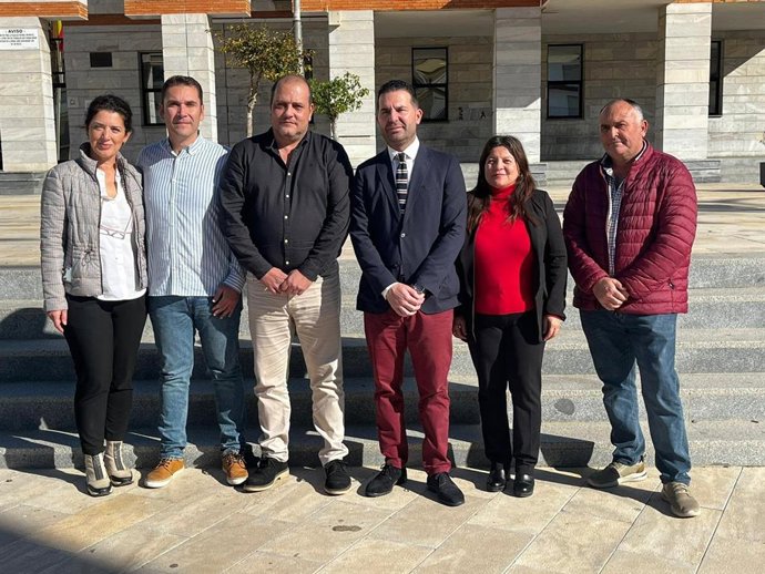 Noel López, con representantes del PSOE en Salobreña