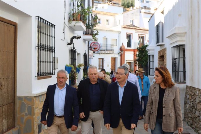 A la presentación de la iniciativa han asistido el presidente de la Diputación provincial de Mlaga, Francisco Salado; el delegado territorial de Sostenibilidad de la Junta, José Antonio Víquez; y el alcalde de Benarrabá, Silvestre Barroso, entre otros.