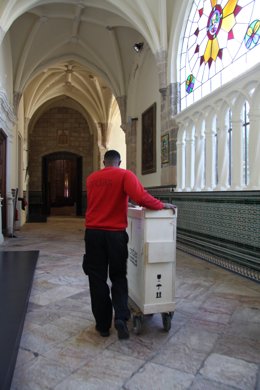 Desmontaje de la obra 'Madonna con el Niño' en la Catedrla de Badajoz para viajar a Valladolid